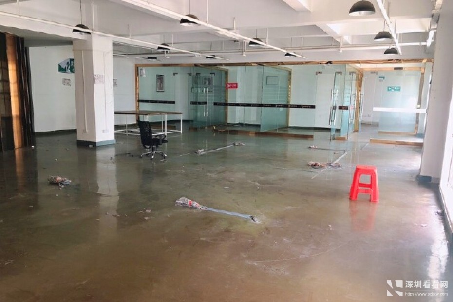 布吉布澜路边大型工业区，到李朗地铁站100米，4楼2100平