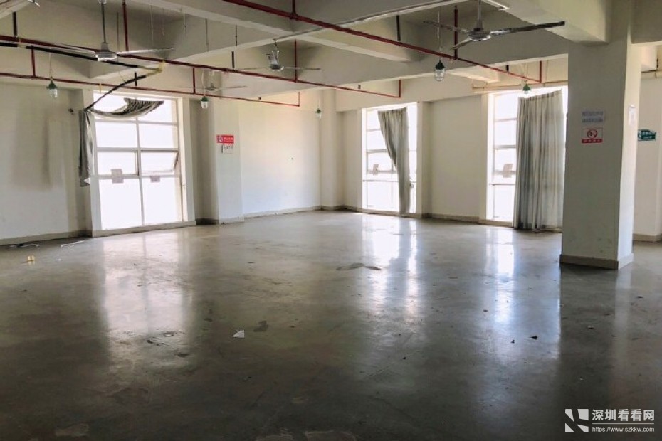 布吉布澜路边大型工业区，到李朗地铁站100米，4楼2100平