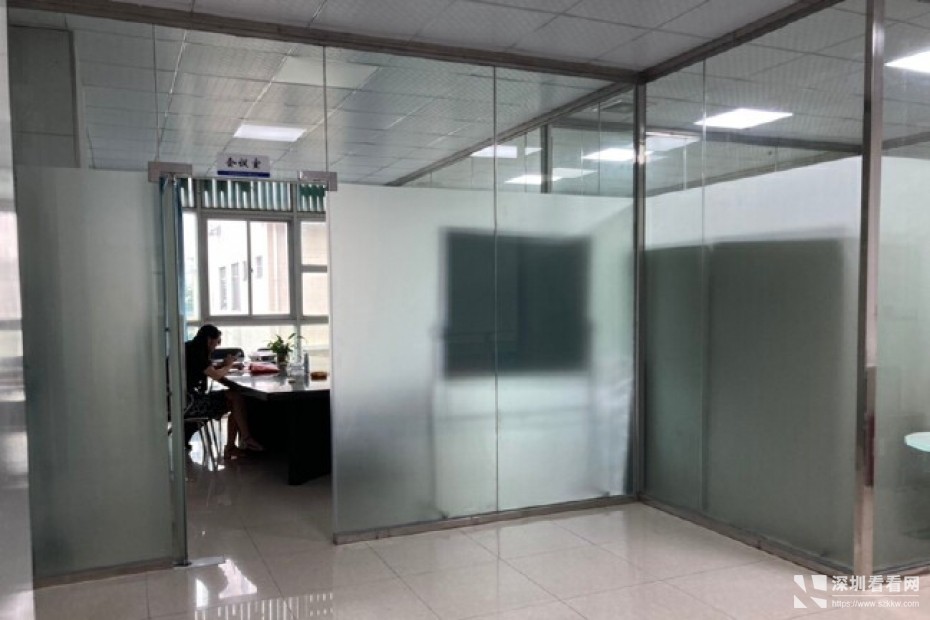 公明二楼1100平米厂房出租，带精装修